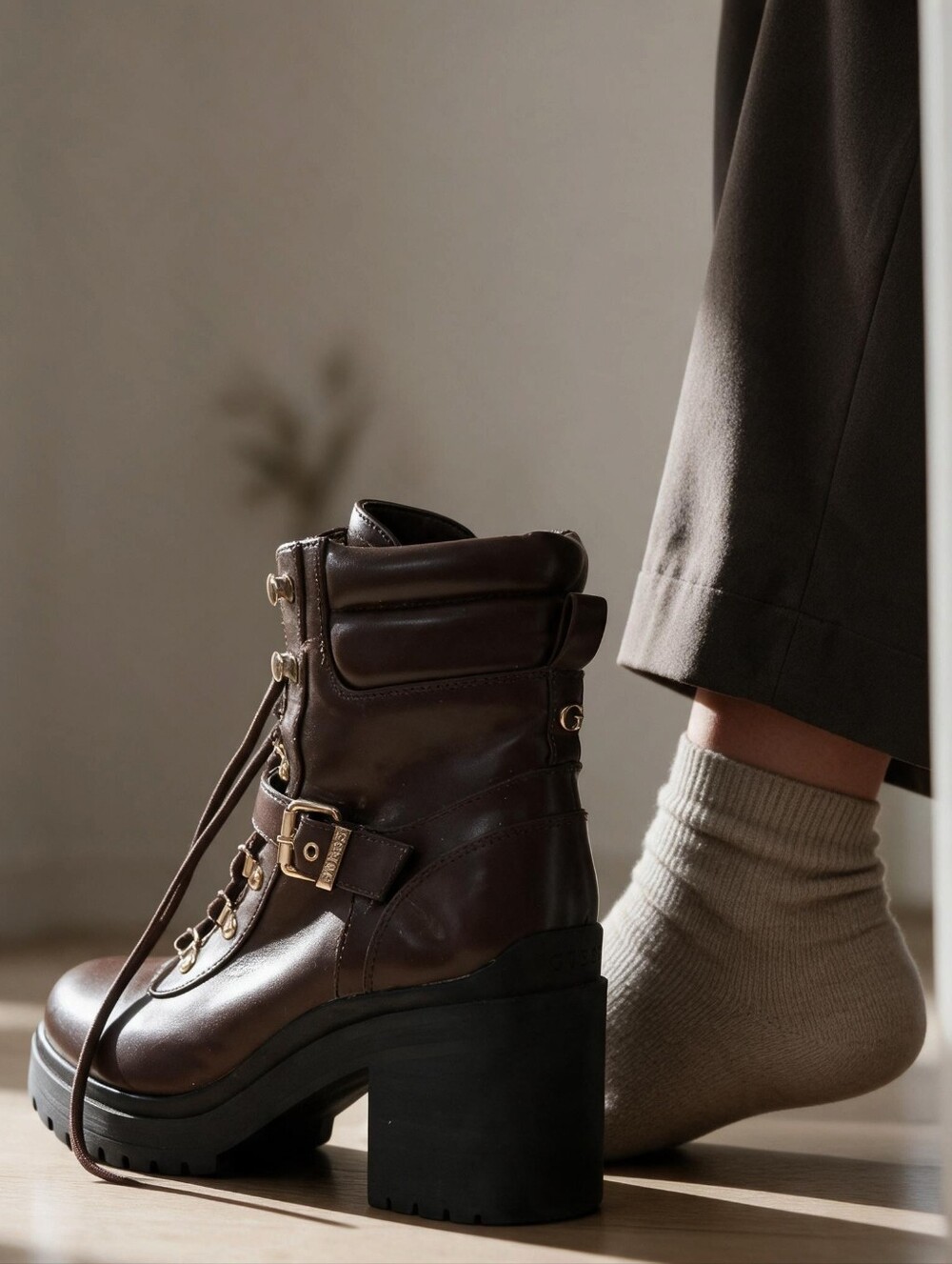 GUESS Canaly Lug Sole Platform Block Heel Combat Boots in Chocolate Brown sz 10